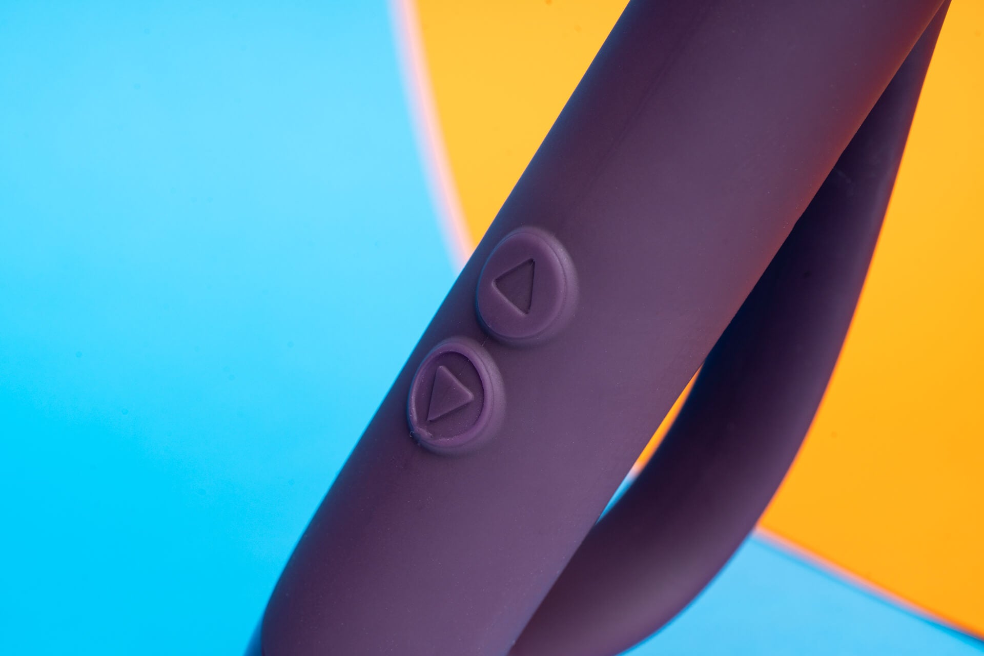 Two big buttons on the handle of the accessible wand vibrator.